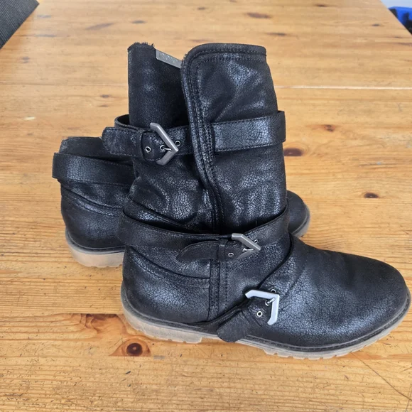 Roxy Black Faux-Suede Shearling Boot - Picture 3 of 6